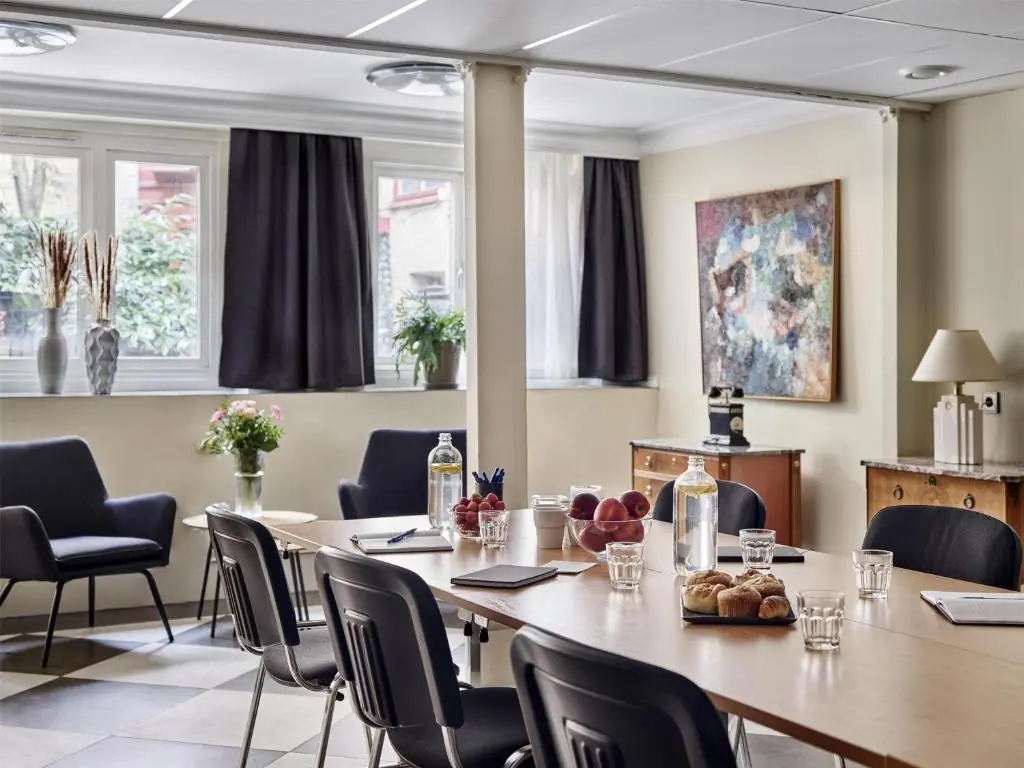 Konferensrum på Hotel Vasa med långt bord och ljusa fönster
